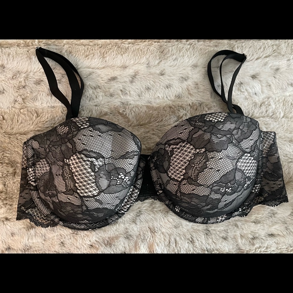 Victoria Secret Body White and Black Lace Strapless (Straps Included) Bra.